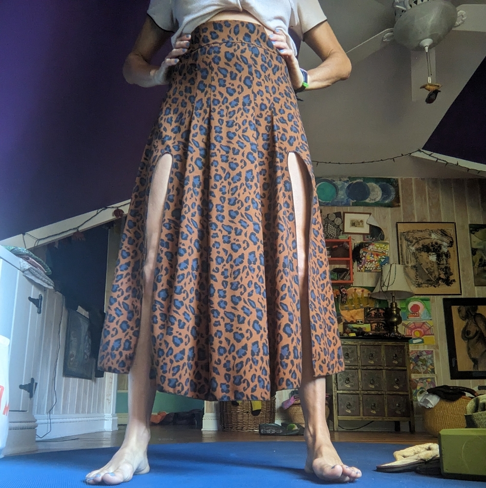Leopard print skirt with front side slits, made in Italy.